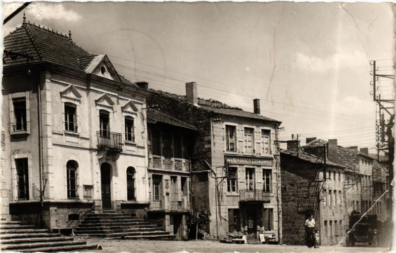 Carte postale ancienne Saint-Pal-de-Mons - La Place et la Mairie à Saint-Pal-de-Mons