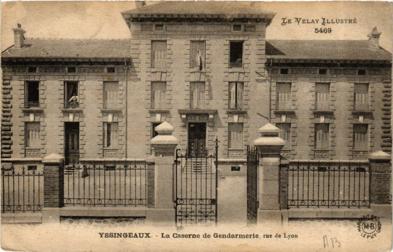 Carte postale ancienne Yssingeaux - La Caserne de Gendarmerie rue de Lyon à Yssingeaux