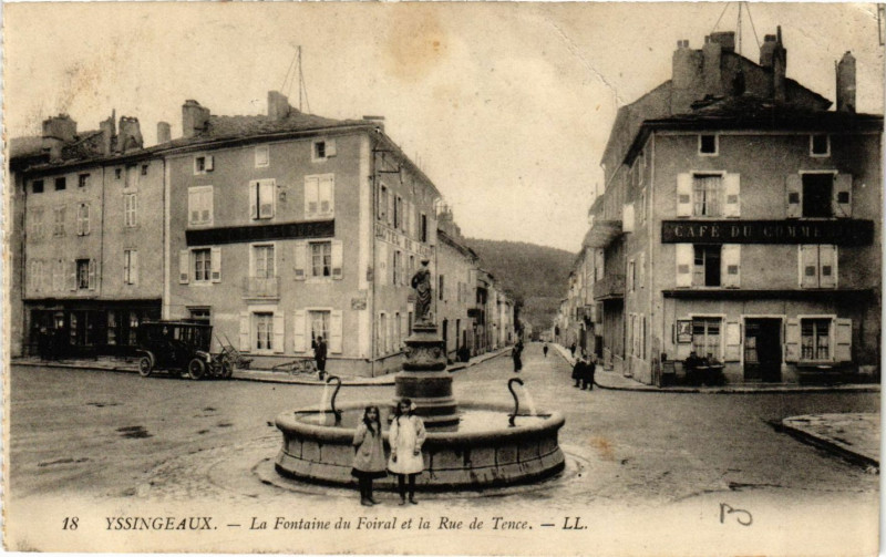 Carte postale ancienne Yssingeaux - La Fontaine du Forial et la Rue de Tence à Yssingeaux