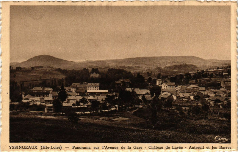 Carte postale ancienne Yssingeaux - Panorama sur l'Avenue de la Gare - Chateau à Yssingeaux