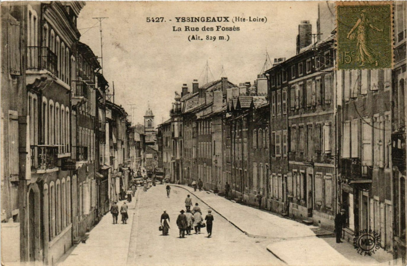 Carte postale ancienne Yssingeaux - La Rue des Fosses (Alt.829 m) à Yssingeaux