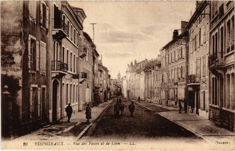 Carte postale ancienne Yssingeaux - Rue des Fosses et de Lyon à Yssingeaux