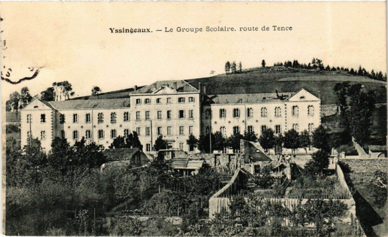 Carte postale ancienne Yssingeaux - Le Groupe Scolaire route de Tence à Yssingeaux