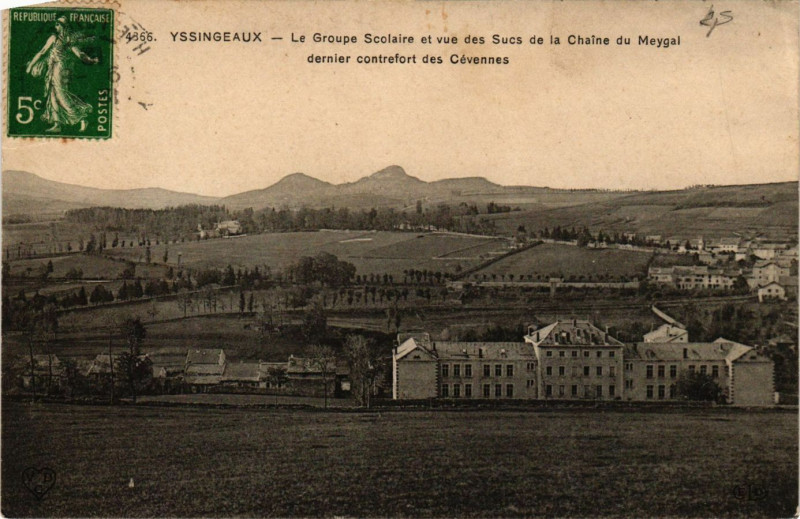 Carte postale ancienne Yssingeaux - Le Grupe Scolaire et vue des Sucs de la Chaine du à Yssingeaux
