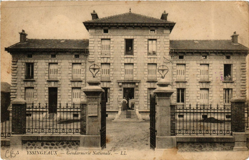 Carte postale ancienne Yssingeaux - Gendarmerie Nationale à Yssingeaux