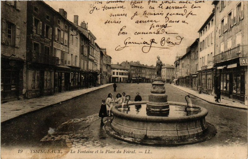 Carte postale ancienne Yssingeaux - La Fontaine et la Place du Foiral à Yssingeaux