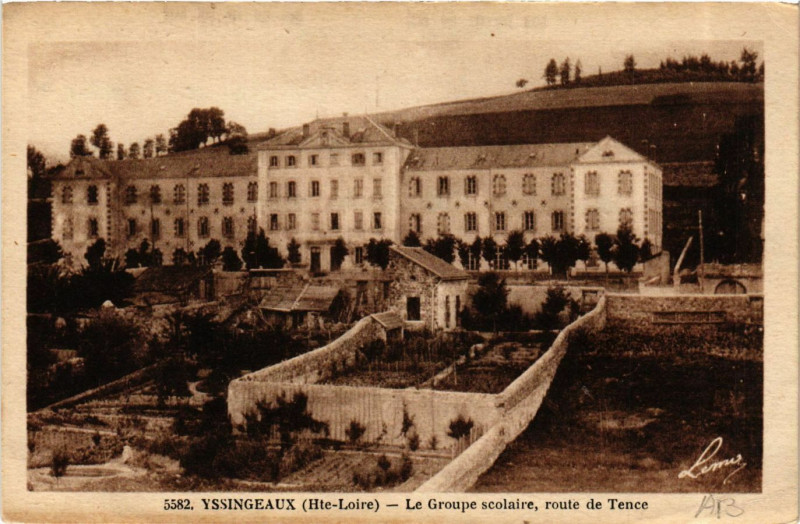 Carte postale ancienne Yssingeaux - Le Groupe scolaire route de Tence à Yssingeaux
