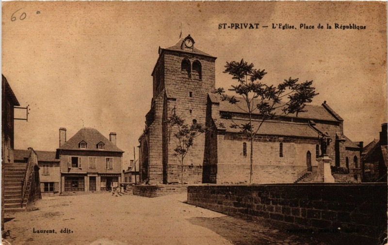 Carte postale ancienne Saint-Privat - L'Eglise - Place de la Republique