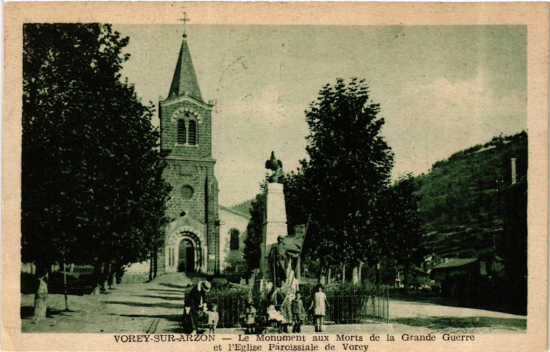 Carte postale ancienne Vorey-sur-Arzon - Le Monument aux Morts et l'Eglise Paroissiale à Vorey