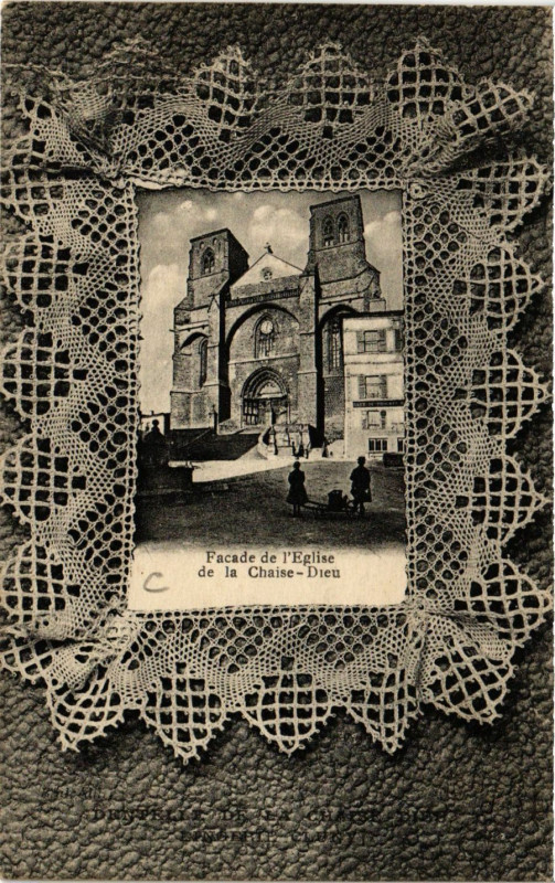 Carte postale ancienne La Chaise-Dieu Facade de l'Eglise Dentelle de la Chaise-Dieu à La Chaise-Dieu