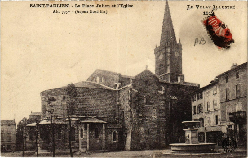 Carte postale ancienne Saint-Paulien - La Place Julien et l'Eglise à Saint-Paulien