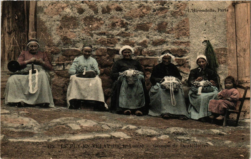 Carte postale ancienne Le Puy-en-Velay - Groupe de Dentellieres - Folklore au Puy-en-Velay