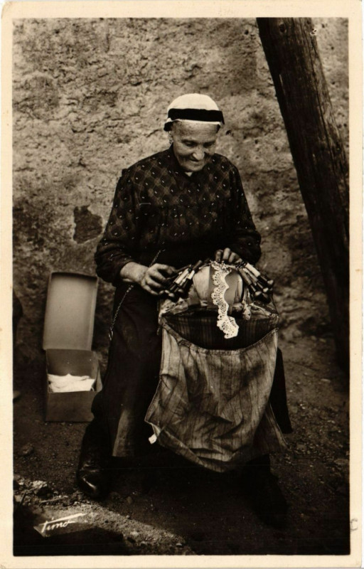 Carte postale ancienne Le Puy - Dentelliere Vellave - Folklore