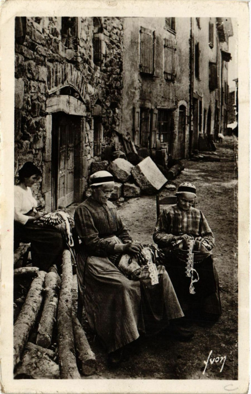 Carte postale ancienne Le Puy - Dentellieres du pays - Folklore