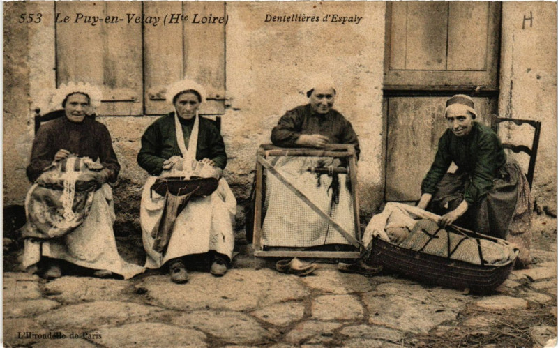 Carte postale ancienne Le Puy-en-Velay - Espaly - Dentellieres d'Espaly - Folklore au Puy-en-Velay