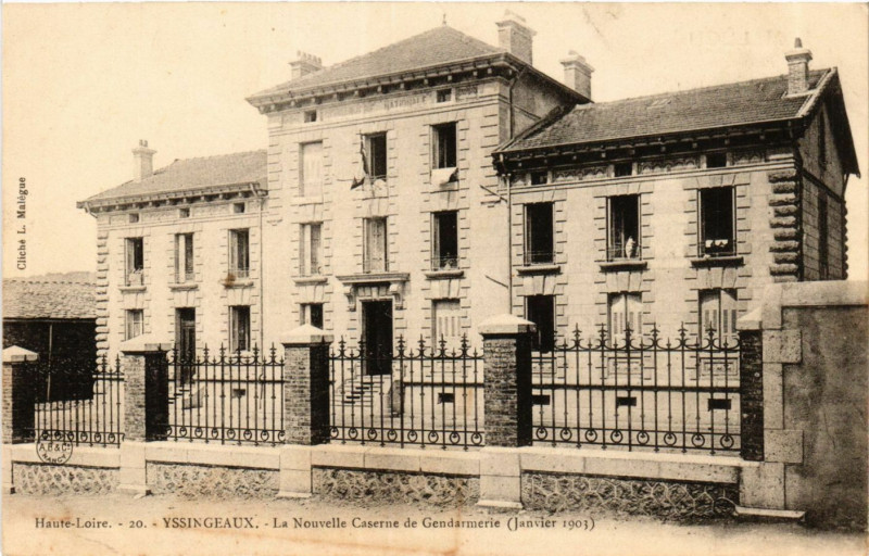 Carte postale ancienne Yssingeaux - La Nouvelle Caserne de Gendarmerie à Yssingeaux