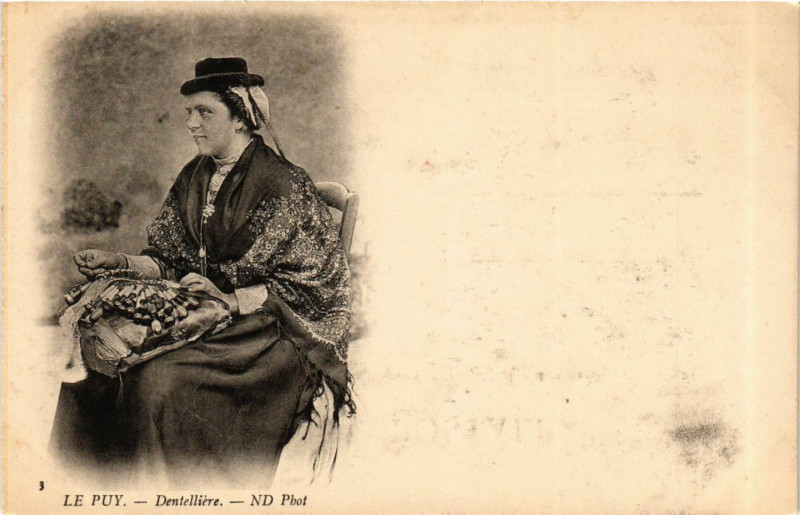 Carte postale ancienne Le Puy - Dentelliere - Folklore