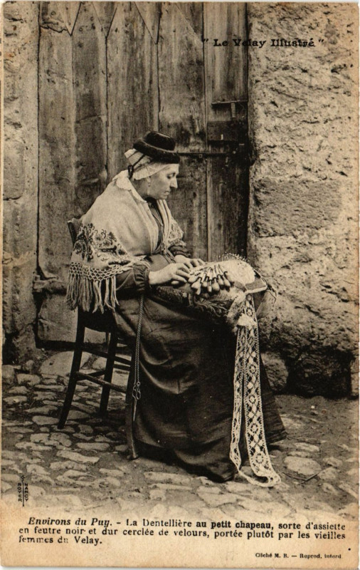 Carte postale ancienne Le Puy - Env. - La Dentelliere au petit Chapeau - Folklore