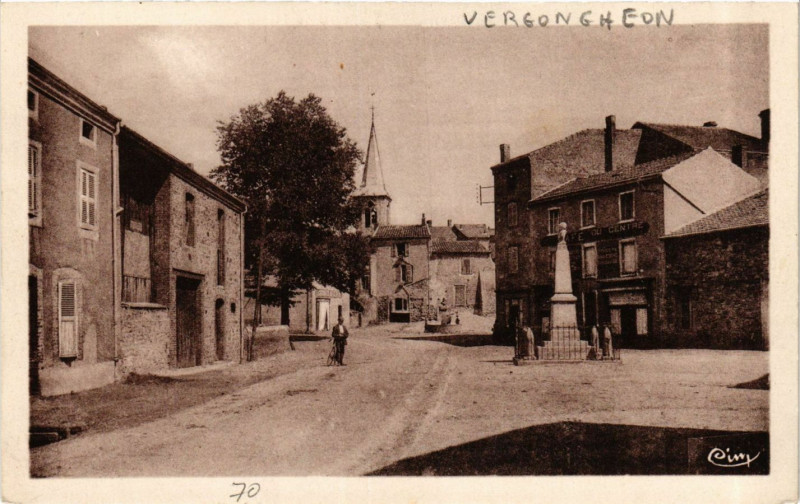 Carte postale ancienne Colonies de Verrieres - En expedition a la Chaise-Dieu - Cloitre à La Chaise-Dieu