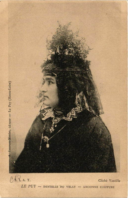 Carte postale ancienne Le Puy - Dentelle du Velay - Ancienne Coiffure - Folklore