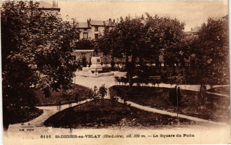 Carte postale ancienne Saint-Didier-en-Velay - Le Square du Poilu à Saint-Didier-en-Velay