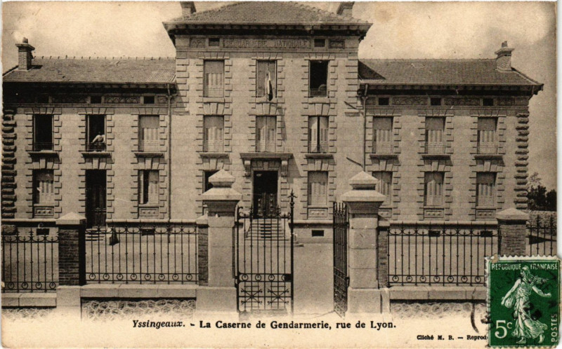 Carte postale ancienne Yssingeaux - La Caserne de Gendarmerie - Rue de Lyon à Yssingeaux