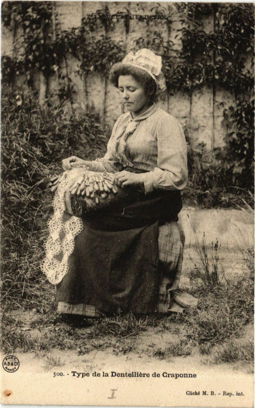 Carte postale ancienne Craponne - Type de la Dentelliere de Craponne - Folklore