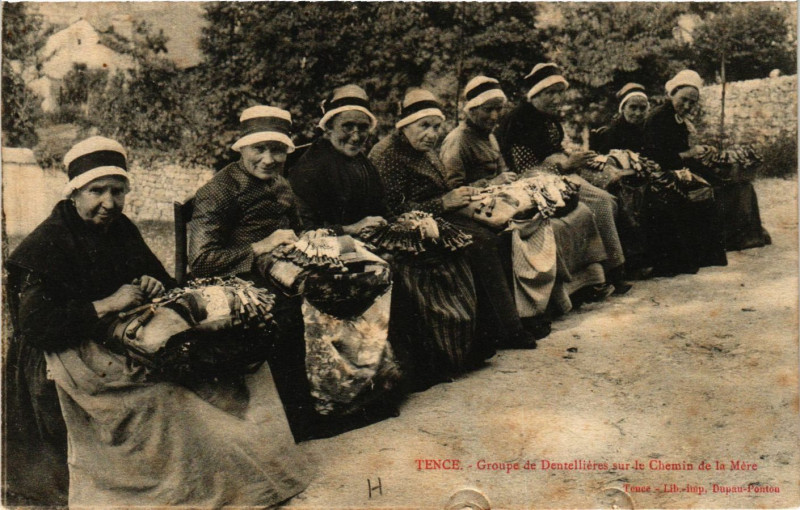 Carte postale ancienne Tence - Groupe de Dentellieres sur le Chemin de la Mere - Folklore à Tence