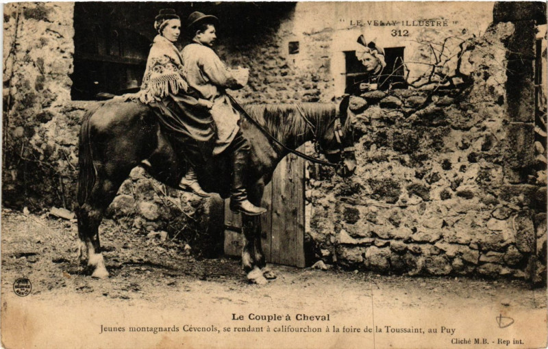 Carte postale ancienne Velay - Le Couple a Cheval - Jeunes Montagnards - Folklore