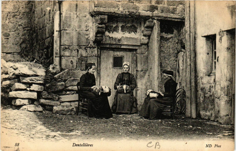 Carte postale ancienne Dentellieres - Types - Folklore
