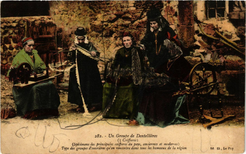 Carte postale ancienne Un Groupe de Dentellieres - Folklore