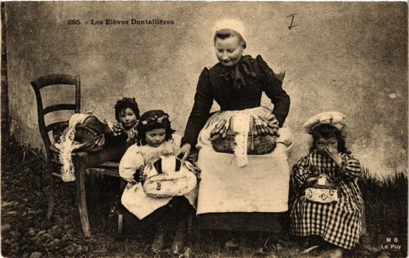 Carte postale ancienne Les Eleves Dentellieres - Folklore