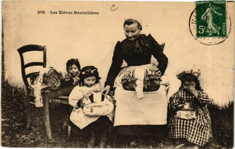 Carte postale ancienne Les Eleves Dentellieres - Folklore