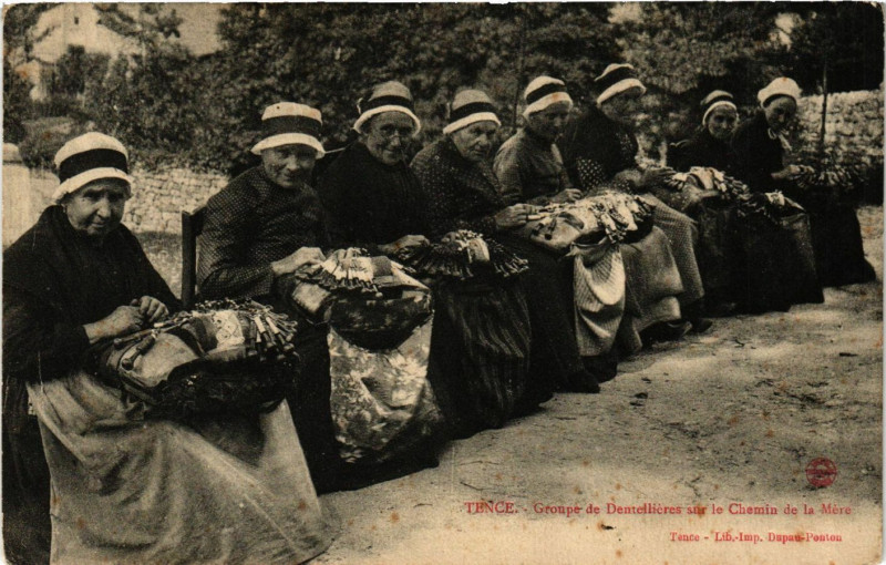 Carte postale ancienne Tence - Groupe de Dentellieres sur le Chemin de la Mere - Folklore à Tence