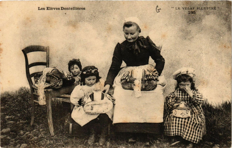 Carte postale ancienne Velay - Les Eleves Dentellieres - Folklore