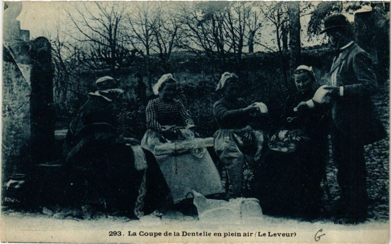 Carte postale ancienne La Coupe de la Dentelle en plein air - Le Leveur - Folklore
