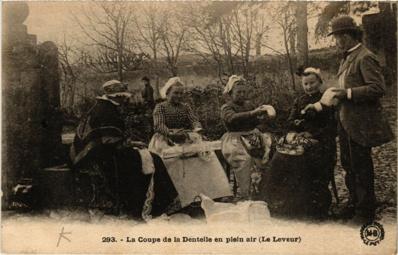 Carte postale ancienne Le Leveur - La Coupe de la Dentelle en plein air - Folklore