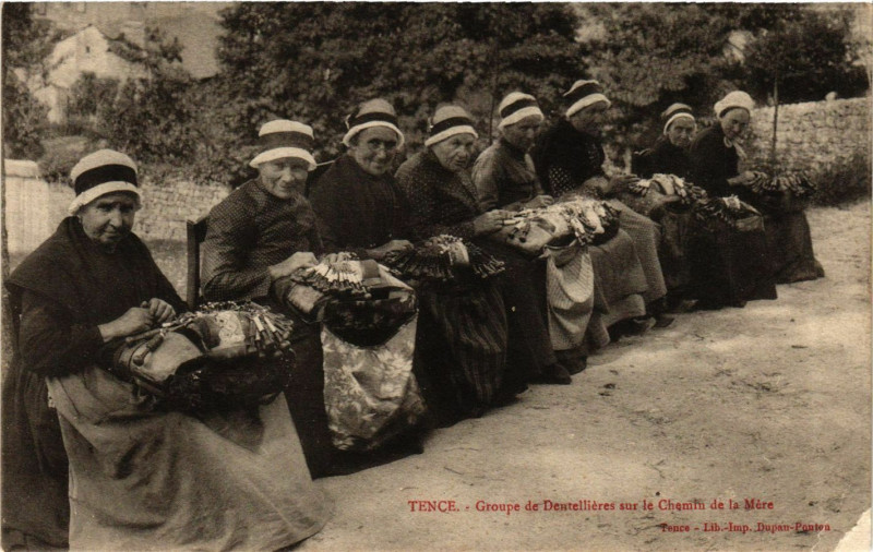 Carte postale ancienne Tence - Groupe de Dentellieres sur le Chemin de la Mere - Folklore à Tence