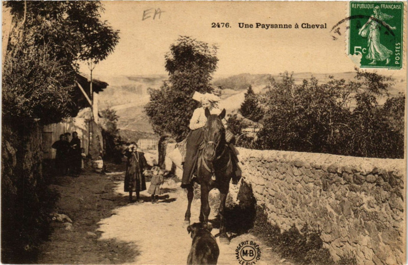 Carte postale ancienne Une Paysanne a Cheval - Folklore