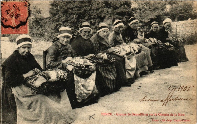 Carte postale ancienne Tence - Groupe de Dentellieres sur le Chemin de la Mere - Folklore à Tence