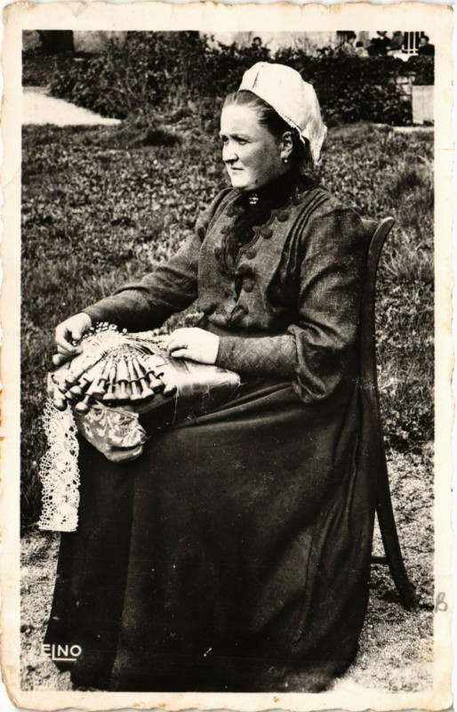 Carte postale ancienne La Dentelliere a la Coiffure Auvergnate - Folklore