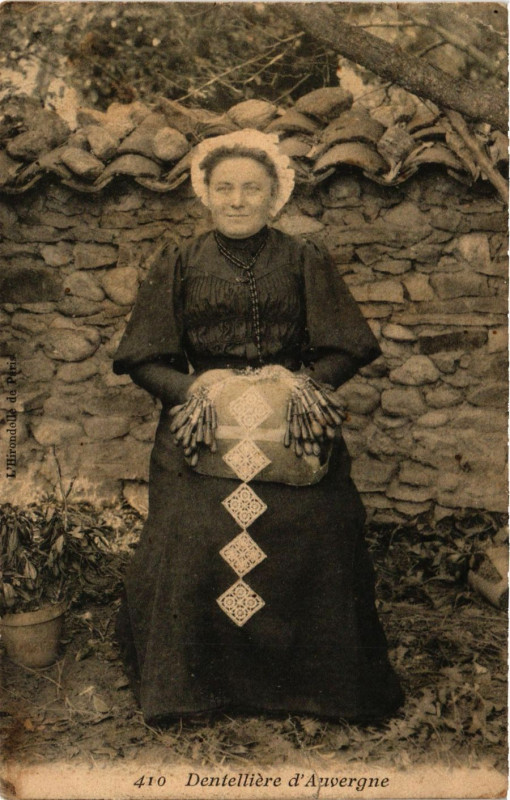 Carte postale ancienne Dentelliere d'Auvergne - Folklore