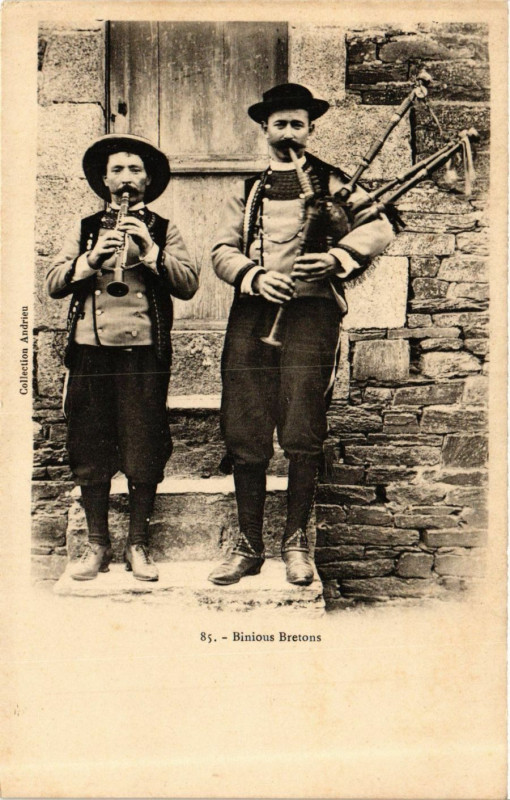 Carte postale ancienne Binious Bretons - Types - Folklore