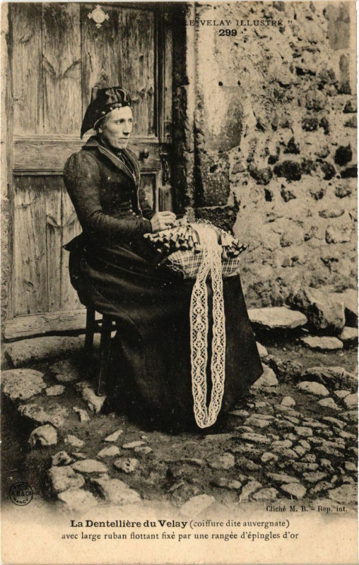 Carte postale ancienne Velay - La Dentelliere du Velay - Folklore