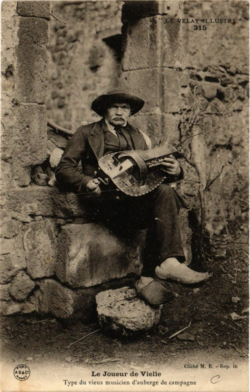 Carte postale ancienne Velay - Le Joueur de Vielle - Folklore