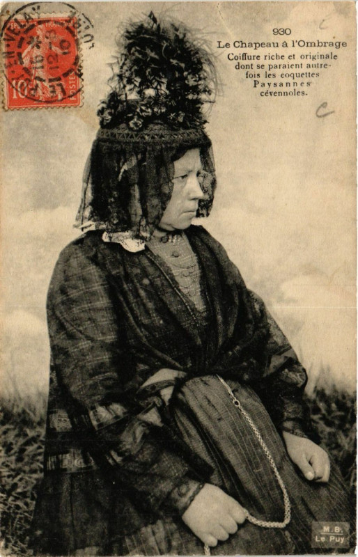 Carte postale ancienne Le Chapeau a l'Ombrage - Folklore