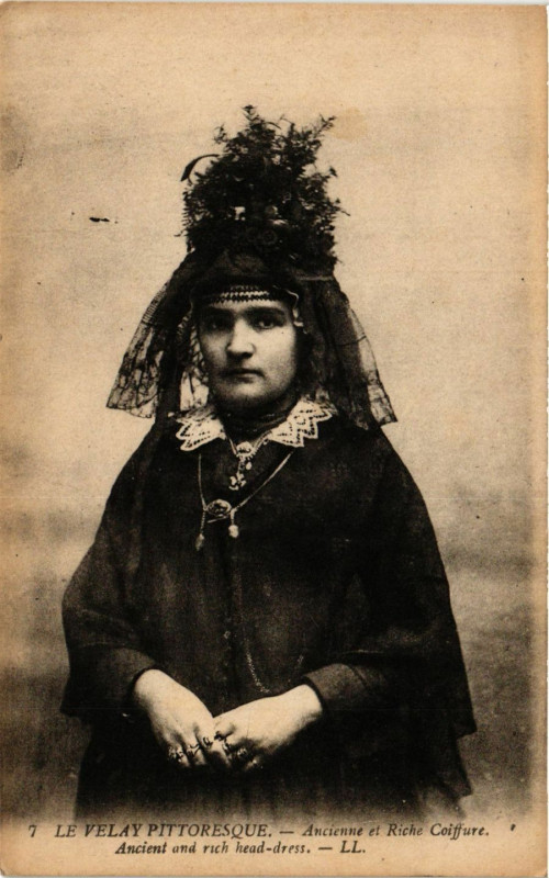 Carte postale ancienne Velay - Ancienne et Riche Coiffure - Folklore