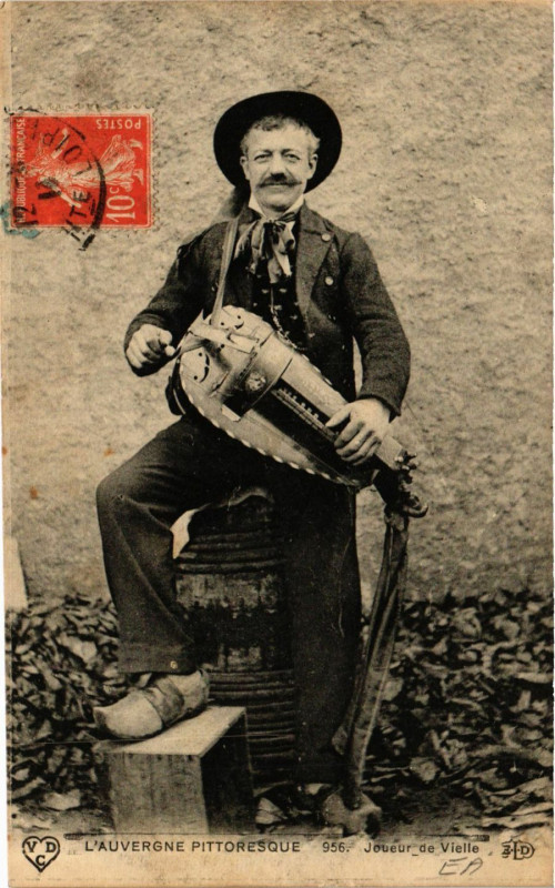 Carte postale ancienne Joueur de Vielle - L'Auvergne - Folklore