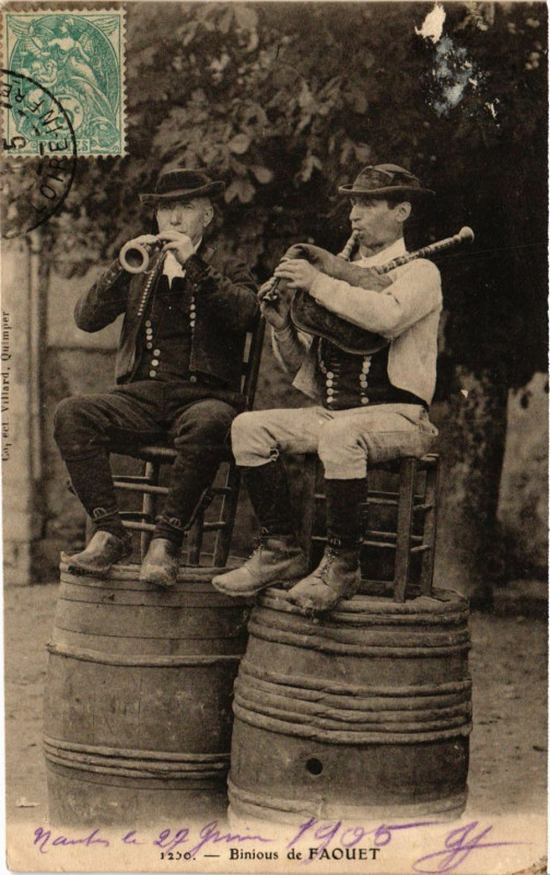 Carte postale ancienne Binious de Faouet - Types - Folklore