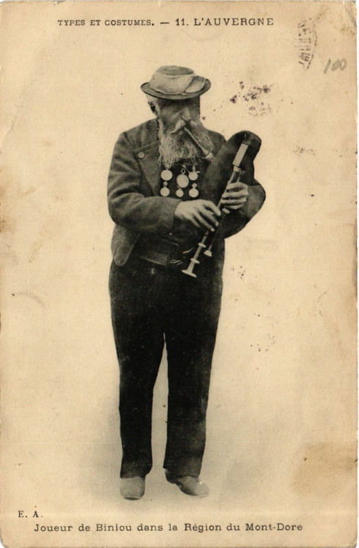 Carte postale ancienne Joueur de Binion dans la Region du Mont-Dore - Folklore